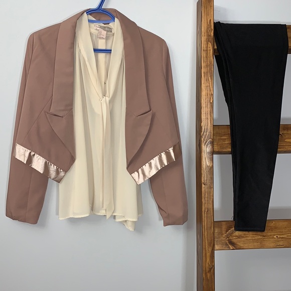 Jackets & Blazers - 🔴SOLD🔴Cropped Blazer💝